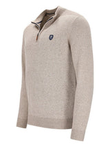 Beiger Strukturpullover mit Halbzip-Kragen und Logopatch auf der Brust.