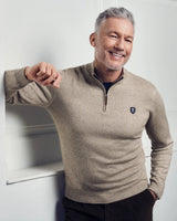 Beigefarbener Pullover mit Viertelreißverschluss für Herren.