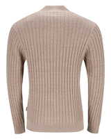 Beigefarbener Zopfstrickpullover mit geripptem Halsausschnitt und Bündchen.