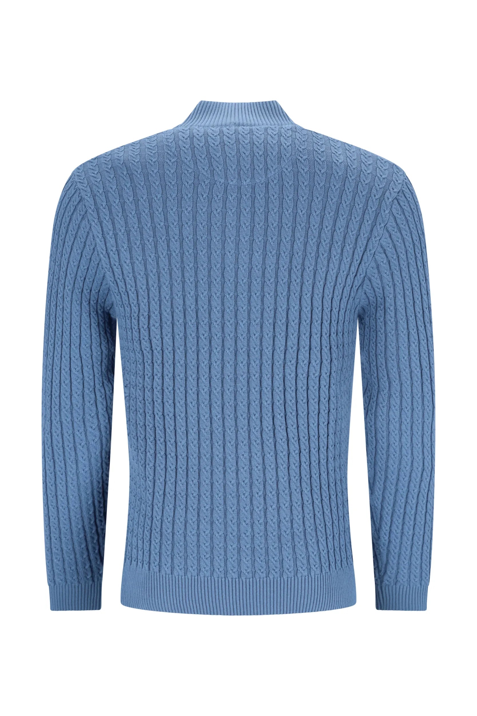 Blauer Zopfstrickpullover mit hohem Halsausschnitt und langen Ärmeln.