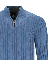 Blauer Pullover mit Viertelreißverschluss aus Zopfmuster und Logo auf der Brust.