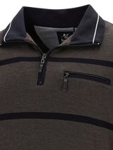 Kohle- und schwarz gestreifter Viertelreißverschluss-Pulli mit marineblauem Kragen und Bündchen.