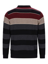 Gestreifter Pullover mit Bordeaux-, Schwarz- und Beige-Streifen auf dunklem Hintergrund.