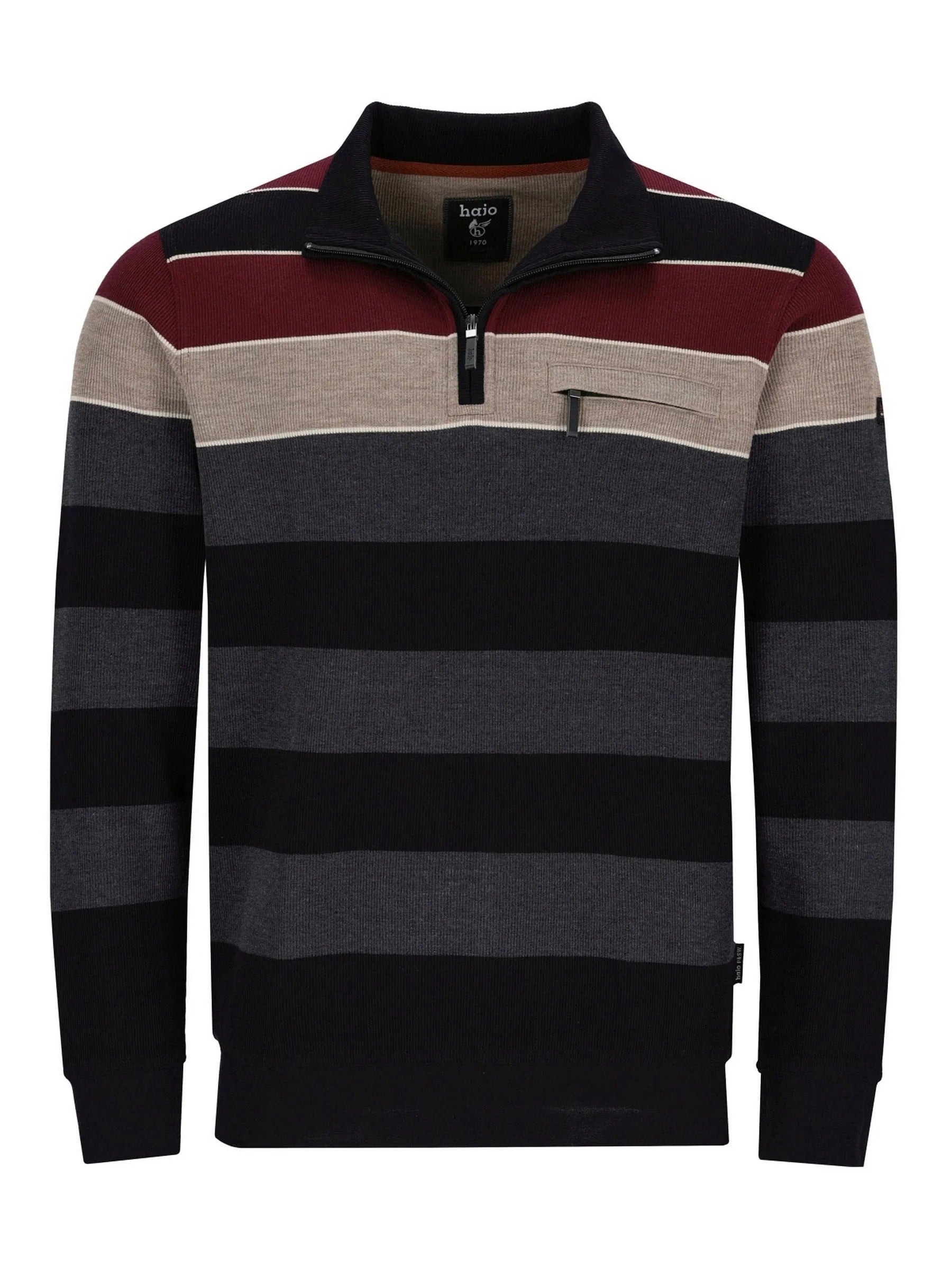 Gestreiftes Polo-Shirt mit Halb-Reißverschluss, das marineblaue und maroonfarbene Streifen auf dem Körper aufweist.