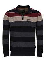 Gestreiftes Polo-Shirt mit Halb-Reißverschluss, das marineblaue und maroonfarbene Streifen auf dem Körper aufweist.