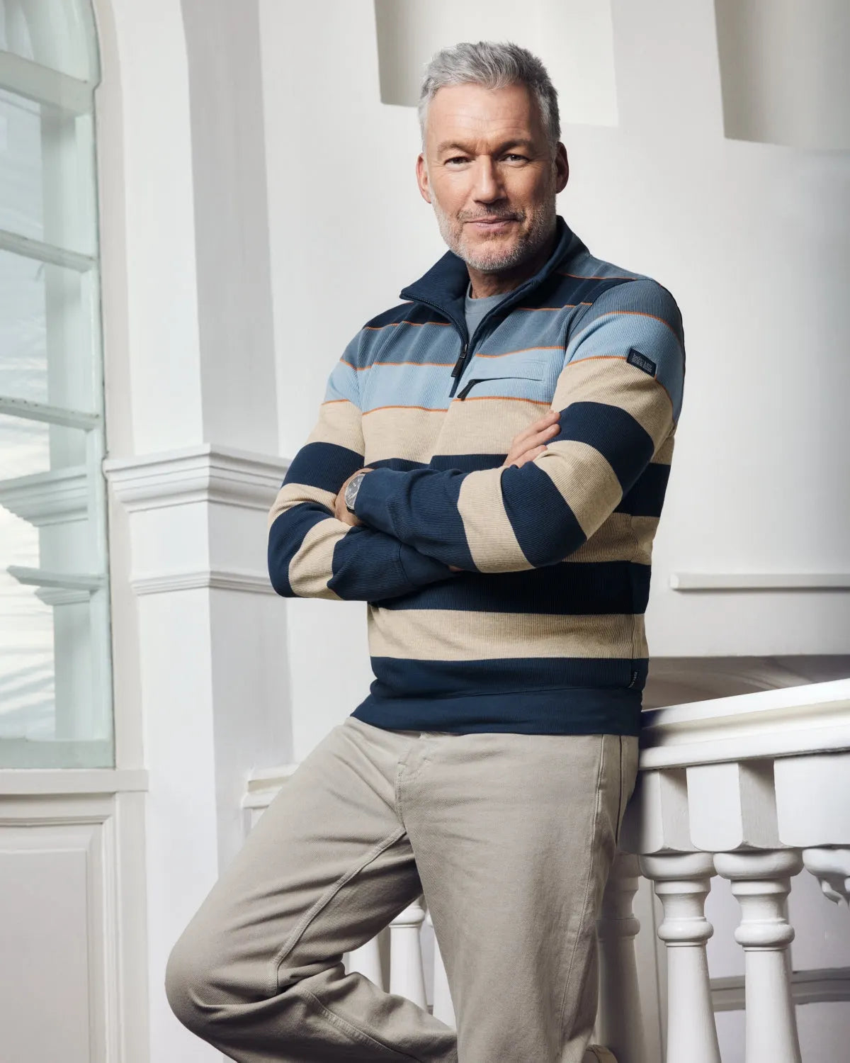 Gestreifter langärmeliger Pullover mit Viertelreißverschluss für Herren in Blau, Beige und Hellblau.