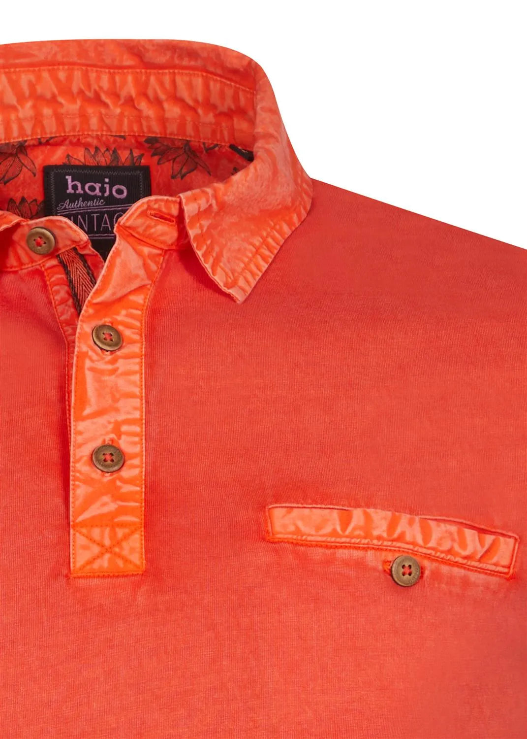 Orange und rot gemustertes Hemd mit Button-Down-Kragen, Taschendetail.