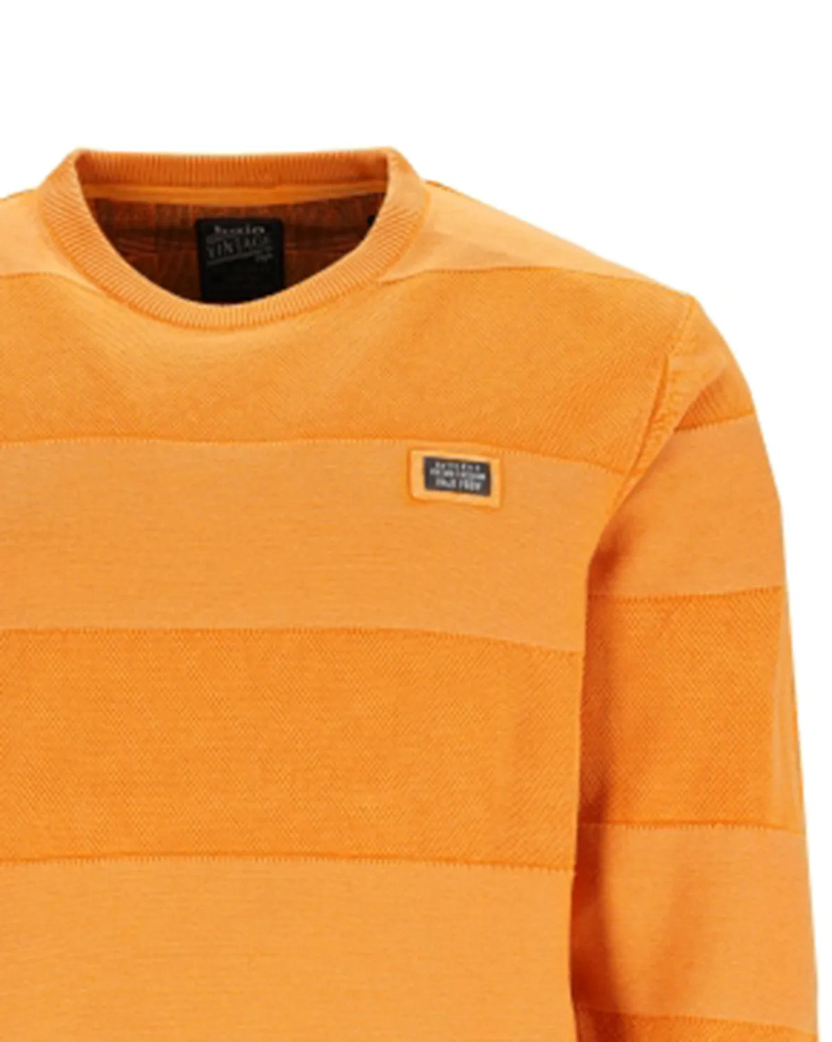 Orange gestreifter Pullover mit einem Aufnäher auf der Brust.