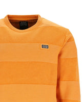 Orange gestreifter Pullover mit einem Aufnäher auf der Brust.