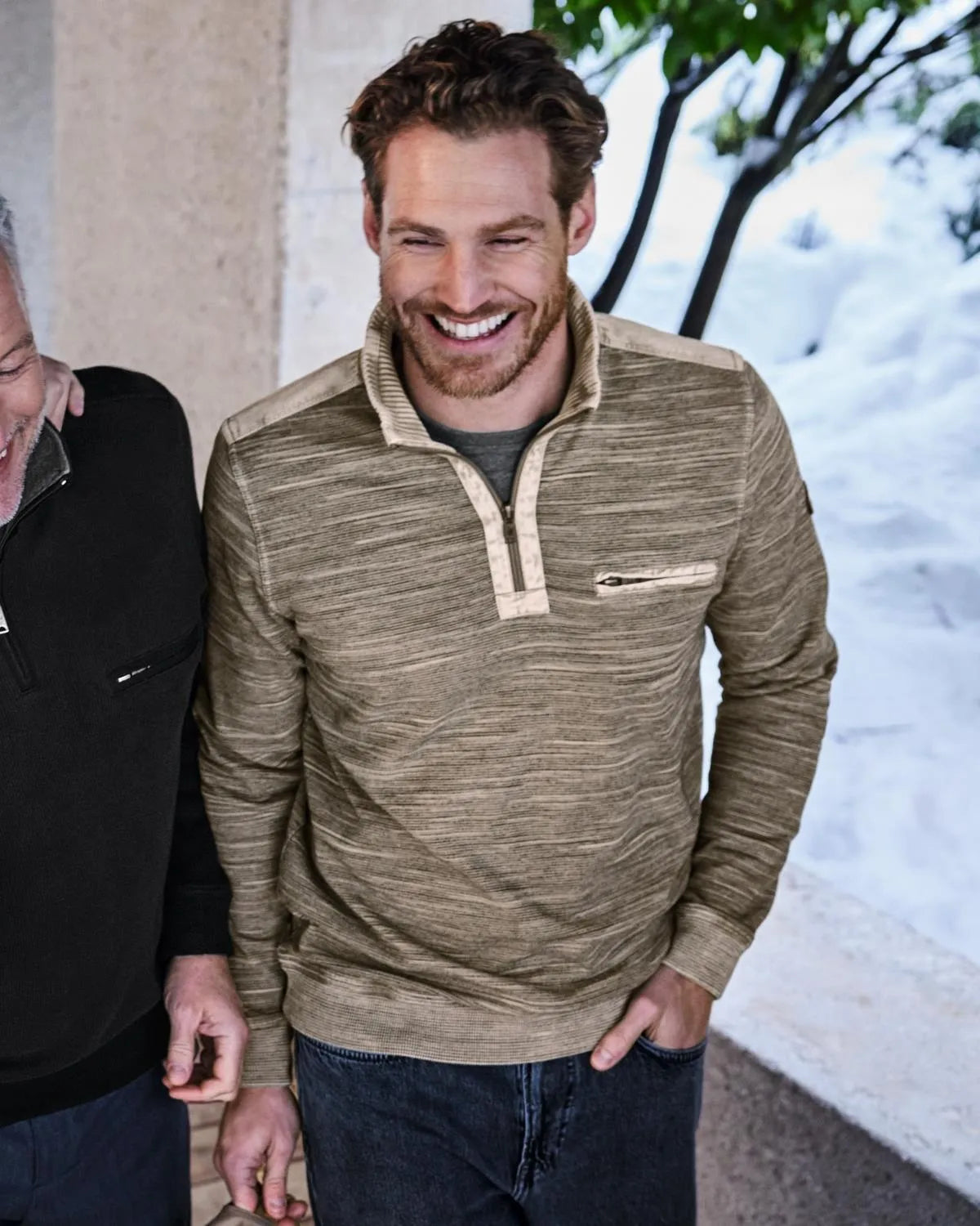 Braun und beige gestreifter Pullover mit Reißverschluss und Taschendetail.