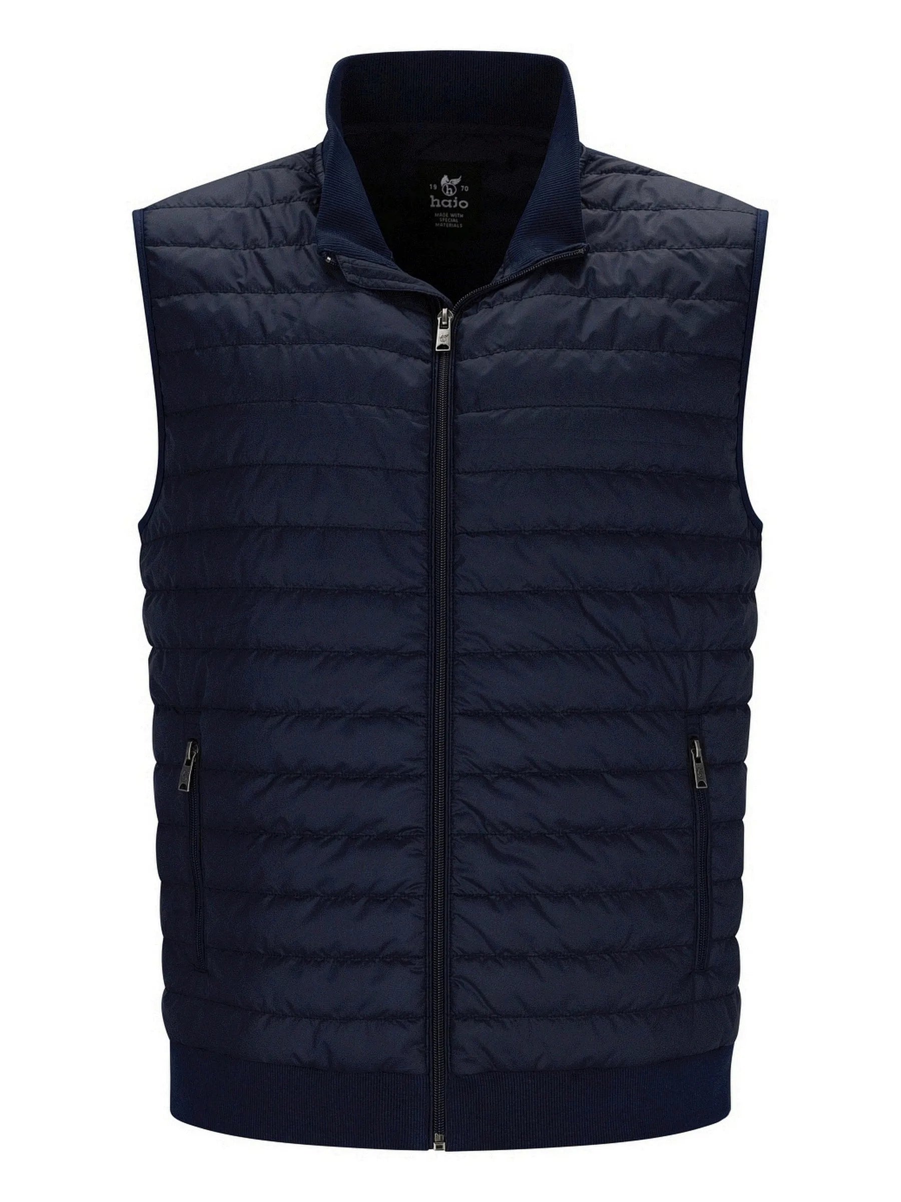 Marineblaue Steppjacke aus Daunen mit Reißverschluss und Taschen.